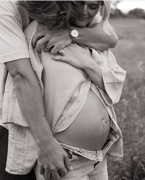 Monthly Maternity Pictures, Pregnant Photo Ideas Outside, Non Cheesy Maternity Photos, Midsize Maternity Photoshoot, Maternity Pictures Aesthetic, Casual Maternity Pictures At Home, Backyard Maternity Photoshoot, Unique Maternity Pictures Creative, Pregnant Announcement Photoshoot