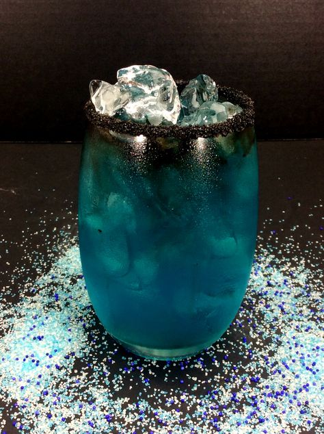 black panther, vibranium, cocktail recipe, themed drink Marvel Drinks, Blue Drink, Mixed Drinks Alcohol, Liquor Drinks, Black Panther Party, Epic Movie, Themed Drinks, Cocktails Bar, Black Panthers