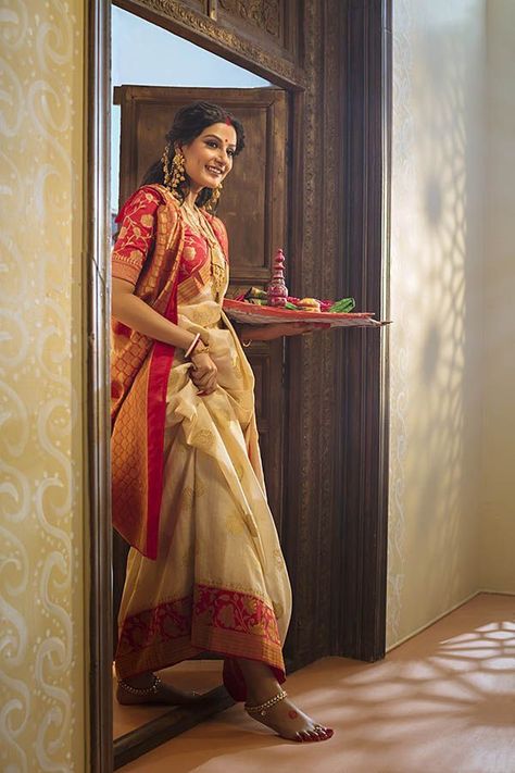 Saree Styles Bengali, Aesthetic Bengali Saree Look, Kolkata Saree Look, Poses In Saree Traditional, Bangoli Saree Fashion, Bangoli Saree Pose, Bengali Saree Poses, Bengali Bride Aesthetic, Bangoli Saree Traditional Look