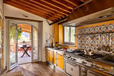 officine gullo sunflowers dream Traditional Italian Kitchen, Walker Zanger Tile, Officine Gullo, Tuscan Decorating Kitchen, Dreamy Kitchens, Italian Kitchen Design, Tuscan Kitchen, Contemporary Kitchen Design, Custom Kitchens