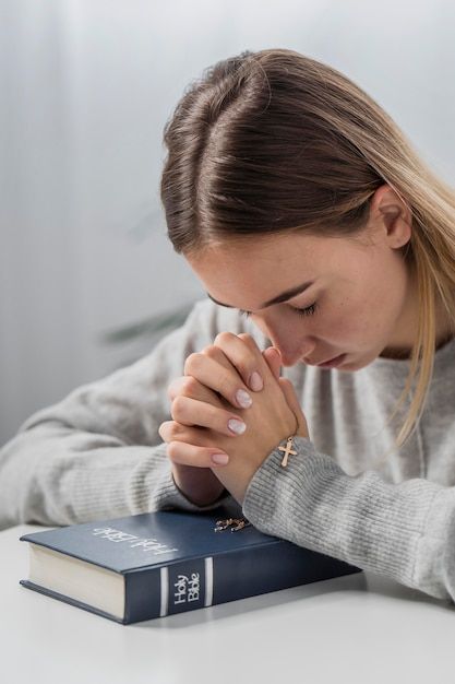 Woman Praying Aesthetic, Prayer Images Pictures, Reading Bible Photography, Woman Praying Images, Praying Images, Praying Photo, Prayerful Woman, Women Praying, Praying Woman