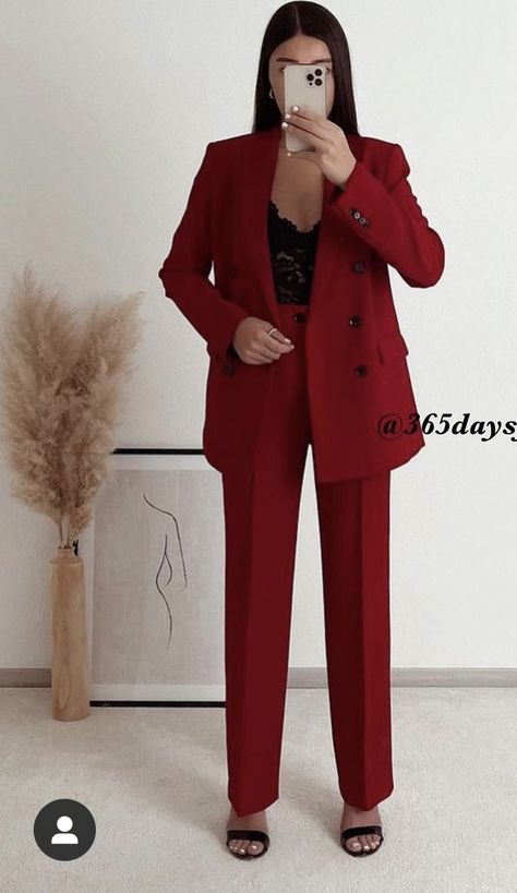 Black And Red Pantsuit, Prom Outfits For Girls Pants Formal, Short Suits For Women Classy, Red Tuxedo Women, Red Pantsuit Women, Red And Black Suit Women, Female Tuxedo Prom, Maroon Suit For Women, Red Suit Women