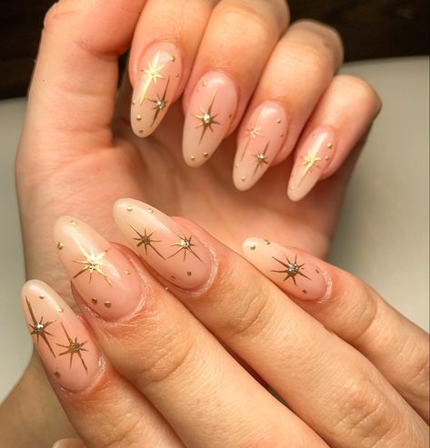 Simple Star Design Nails, Cosmo Nails Design, Natural Nail Designs Stars, Neutral Celestial Nails, Good Star Nails, Four Point Star Nails, Pink Nails Gold Stars, Gold Starburst Nails, Golden Star Nails