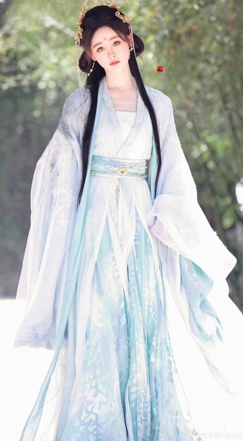 Chinese Clothing Traditional, Miss The Dragon, Chinese Fancy Dress, Couple Poses Drawing, Imperial China, Poses Drawing, Traditional Chinese Dress, Hanfu Dress, Royal Dresses