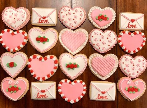 Valentines Day Cookies Aesthetic, Coquette Sugar Cookies, Coquette Cookies, Aesthetic Baking, Heart Sugar Cookie, Valentines Cookies, Valentine Sugar Cookies, Valentines Baking, Cake Decorating With Fondant