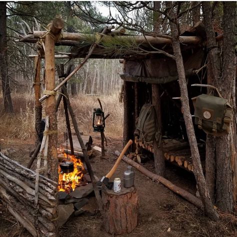 Camp Setup, Bushcraft Shelter, Lantern Outdoor, Camping Shelters, Camping Inspiration, Bushcraft Gear, Survival Skills Life Hacks, Survival Life Hacks, Bushcraft Camping