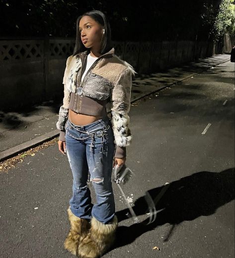 Fur Boots Outfit Y2k, Blackgirl Streetwear, Yk2 Aesthetic Outfits, Fur Boots Outfit, Y2k Outfits Aesthetic, Winter Boots Outfits, Swag Girl Style, Black Femininity