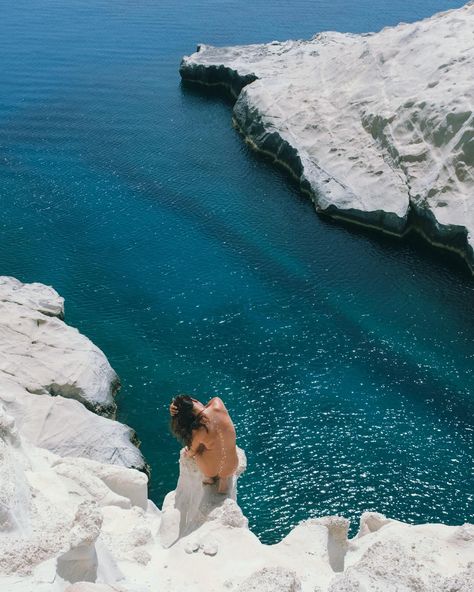 white cliffs and turquoise blue water with girl posing on the cliff on a summer day in milos island greece Milos Greece Aesthetic, Greek Summer Aesthetic, Aesthetic Turquoise, Greece Milos, Greece Aesthetics, Turquoise Aesthetic, Greek Beach, Greece Aesthetic, Milos Greece