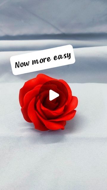 How To Make Fondant Roses Tutorials, How To Make A Fondant Rose, Fondant Flower Cake Ideas, Fondant Rose Cake Design, Flower Cakes Ideas, Flowers For Cakes How To Make, Flower Cake Fondant, How To Make Fondant Roses, Easy Fondant Cakes Designs Ideas