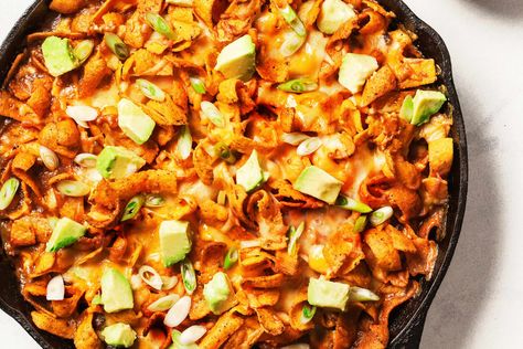 When serving corn chips on the side simply isn't enough. Frito Pie Recipe Easy, Healthy Frito Chili Pie, Taco Bake With Fritos Corn Chips, Recipes Using Corn, Fritto Pie Corn Chips, Chili Cheese Frito Pie Casserole, Ultimate Frito Taco Pie, Pie Recipe Easy, Frito Pie Recipe