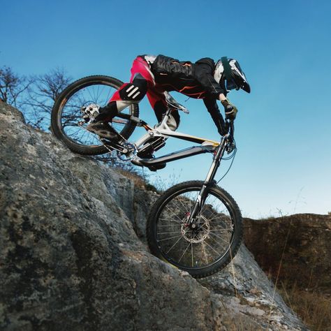 Extreme Sport, Extreme Sports Design, Adventure Sports Bucket Lists, Extreme Sports Photography, Sport Online, Extreme Adventure, Mountain Bike Action, Outside Activities, Sport Illustration