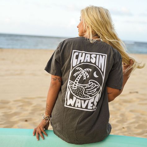 Moss Green Chasin Waves Tee in a relaxed fit. #chasinwaves #mossgreen #tee / #Beach_Tshirt_Designs #Surf_Girl_Style #Screen_Printed_Tshirts #Surf_Tee Beach Tshirt Designs, Surf Tee Shirt, Surf Girl Style, Tshirt Prints, Kalk Bay, Fishing Ideas, Etsy Promotion, Screen Printed Tshirts, Surf Tee