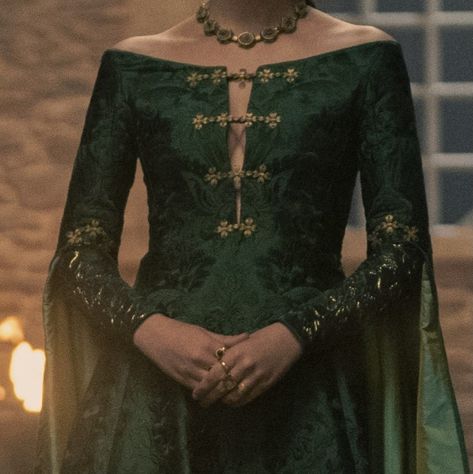 Green Dress Aesthetic Royal, Medieval Dress Aesthetic, Green Medieval Dress, Green Dress Aesthetic, Game Of Thrones Outfits, Princess Fiona, Alicent Hightower, Green Gown, House Of The Dragon