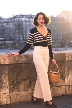 Paris Outfits Winter French Style, Paris Outfits Winter, Parisian Summer Style, Paris Outfit Ideas, Parisian Outfits, Toile Pattern, Minimal Wardrobe, French Women Style, Chic Wardrobe