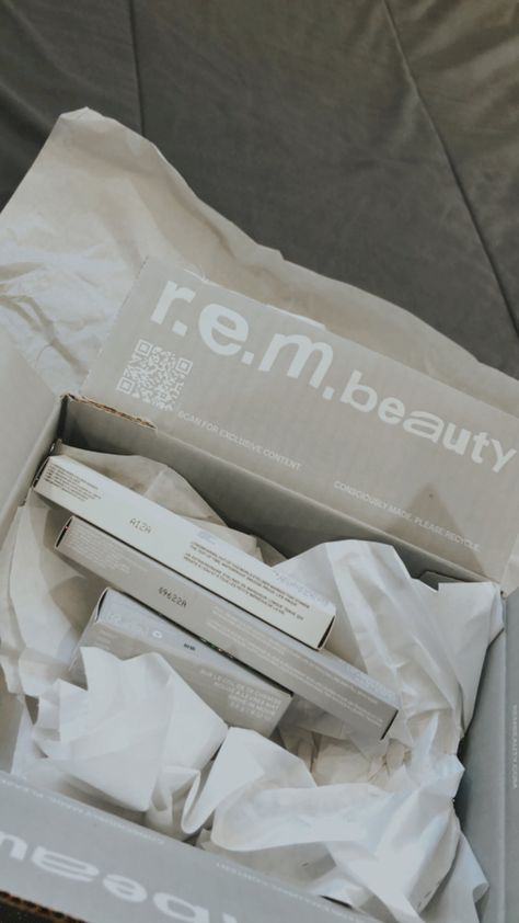 Opening Packages Aesthetic, Rem Beauty Aesthetic, 2023 Birthday, Beauty Package, Rem Beauty, Kylie Jenner Style, Jenner Style, Rare Beauty, M Beauty