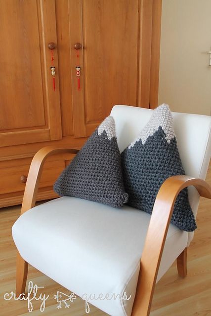 Mountain Pillow, Beau Crochet, Crochet Pillows, Crochet Christmas Decorations, Cozy Pillow, Crochet Home Decor, Crochet Cushions, Crochet Pillow, Crochet For Home