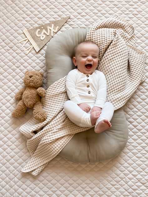 Milestones For Babies Photos Ideas, Cute Milestone Pictures, Baby Milestones Pictures Ideas, Snuggle Me Monthly Photos, Baby Photos Month By Month, Newborn Monthly Photo Ideas, 1 Month Old Photoshoot Ideas, Baby Six Months Photography, Baby Monthly Picture Ideas