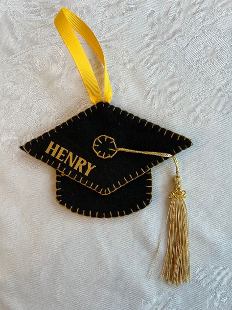 Felt Graduation Cap, Graduation Christmas Ornament, Diy Styrofoam Crafts, Diy Grad Cap, Gold Graduation Cap, Advent 2023, Graduation Cap Tassel, Grad Diy, Ways To Say Congratulations