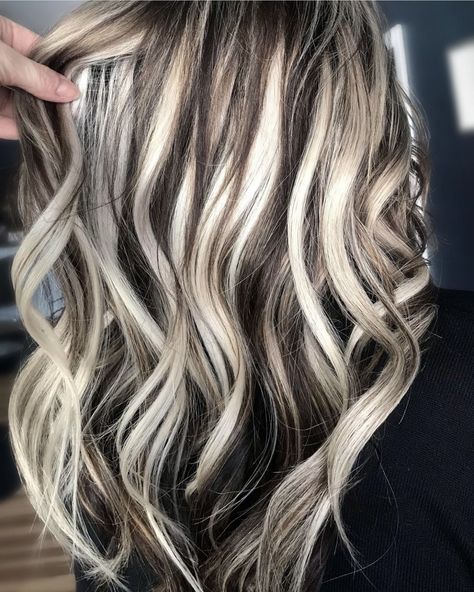 Black With Ash Highlights, Blond And Dark Brown Highlights, Trendy Fall Hair Color, Hairstyles Elegant, Fall Blonde Hair Color, Hair Change, Fall Blonde Hair, Fall Hair Color Ideas, Chunky Highlights