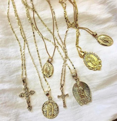 Mexican Jewelry Gold, Xoxo Jewelry, Pretty Jewelry Necklaces, Wrist Jewelry, Mexican Jewelry, Catholic Jewelry, Jewelry Accessories Ideas, Dope Jewelry, Jewelry Fashion Trends