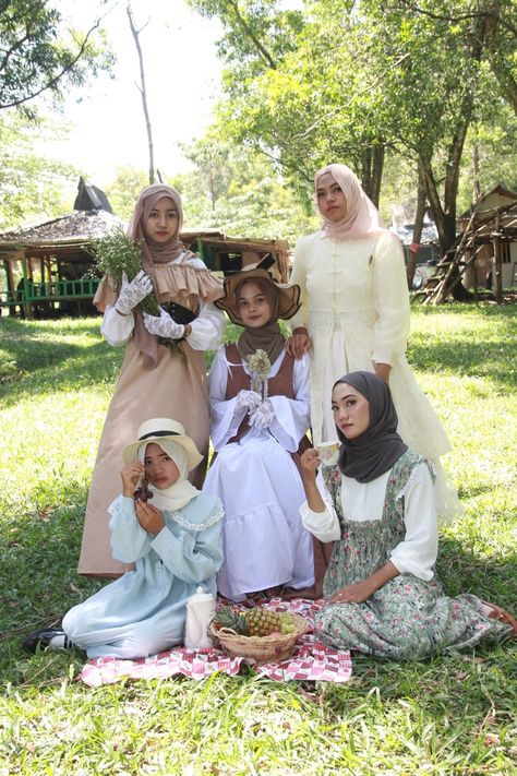 yearbook Hijab Outfit Party, Outfit Vintage Hijab, Yearbook Vintage, Vintage Hijab, Party Hijab, Garden Party Outfit, Cottagecore Outfit, Yearbook Ideas, Foto Shoot