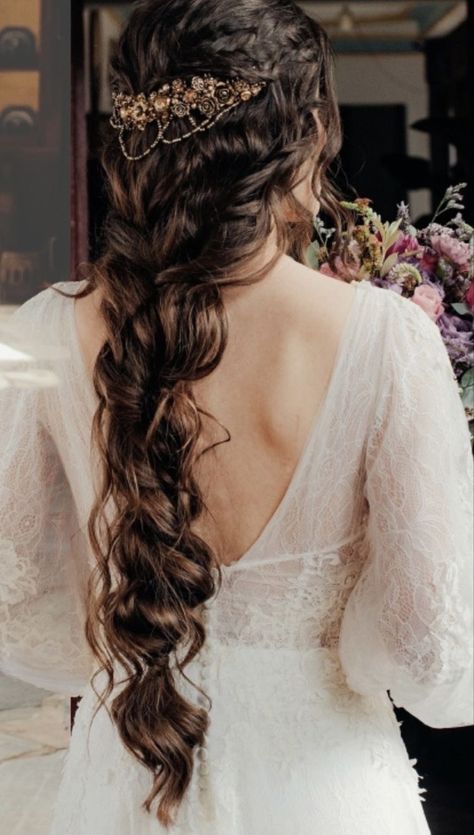 Medieval Hairstyles Wedding, Fantasy Hairstyles Brunette, Princess Long Hairstyles, Royalty Hairstyles Aesthetic, Fantasy Hairstyles Curly Hair, Wedding Braid Hairstyles Indian, Fantasy Inspired Wedding Hair, Greek Goddess Bride, Long Princess Hairstyles