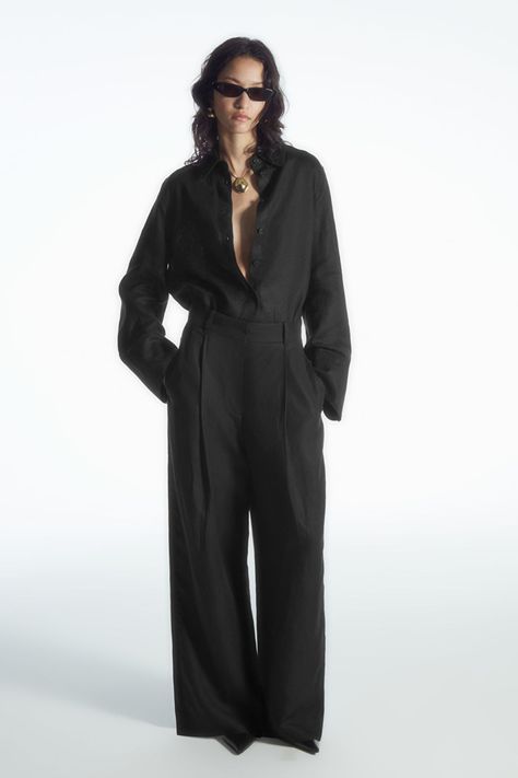 TAILORED LINEN-BLEND PANTS - BLACK - Trousers - COS Black Flowing Pants Outfit, Black Oversized Pants Outfit, The Row Fall 2024, Masculine Formal Wear For Women, Black Trousers Outfit Casual Classy, Architecture Student Outfit, Black Silk Pants Outfit, Business Class Flight Outfit, Cos Aesthetic