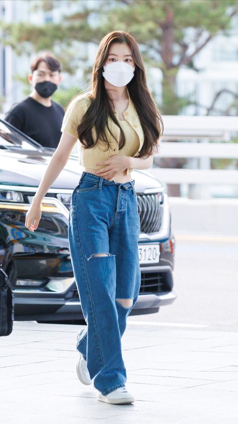 Irene Yellow Outfit, Velvet Casual Outfit, Yellow Top Outfit, Red Velvet Outfits, Kpop News, Red Velvet Joy, Red Velvet Irene, Incheon Airport, Velvet Fashion