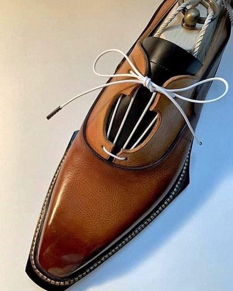 Business Casual Shoes, Gentleman Shoes, Bespoke Shoes, Leather Brogues, Handmade Leather Shoes, Brogue Shoes, Solid Color Dress, Formal Shoes For Men, Leather Shoes Men