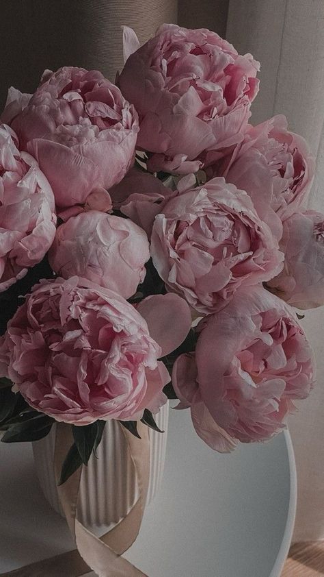 Old Money Pink Aesthetic, Money Pink Aesthetic, Pink Old Money, Pink Roses Aesthetic, Rich Old Money, Money Pink, Roses Aesthetic, Rosé Aesthetic, Stockholm Street Style