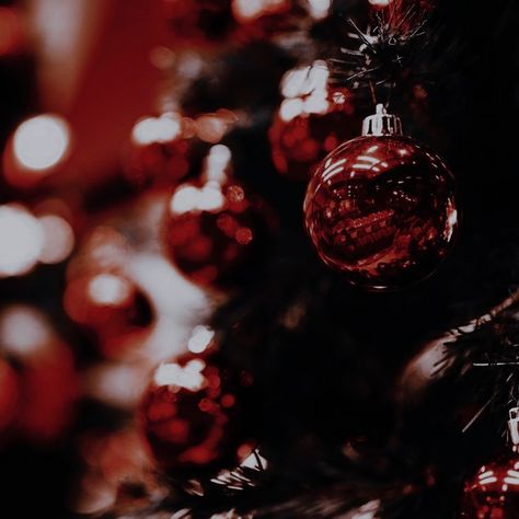 Dark Red Aesthetic Christmas, Deep Red Christmas Aesthetic, Dark Red Christmas Aesthetic Widgets, Red Christmas Widgets, Dark Red Christmas Aesthetic, Red Winter Aesthetic, Christmas Red Aesthetic, Red Aesthetic Christmas, Widgets Christmas