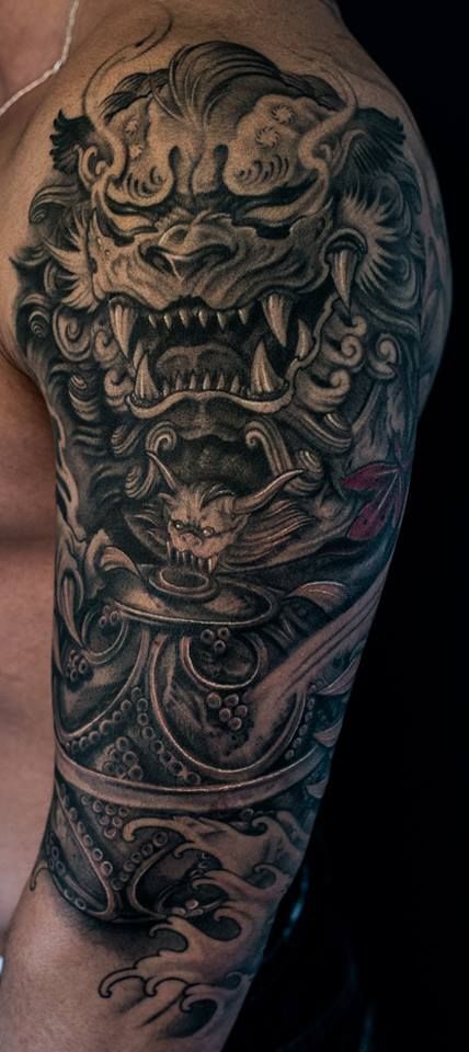 Tatuajes chinos Galería de las mejores imagenes de tatuajes chinos Desde hace ya un par de décadas, los tatuajes chinos están muy de moda. Esto se debe, principalmente, al misticismo que rodea a esta cultura oriental milenaria que ha conseguido cautivar a una ingente cantidad de personas. De hecho, muchos son los que, a menudo, optan por Kurt Tattoo, Foo Dog Tattoo Design, Tattoo Toronto, Foo Dog Tattoo, Fu Dog, Tattoos Geometric, Geniale Tattoos, Asian Tattoos, Japanese Sleeve Tattoos