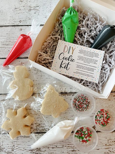 Bakery Christmas Gift Box Ideas, Christmas Snack Box Ideas, Christmas Cookie Kits Diy, Diy Christmas Cookie Kit, Christmas Diy Cookie Kit, Christmas Treat Packaging Ideas, Diy Christmas Cookie Decorating Kit, Christmas Cookie Kits For Kids, Cookie Decorating Kits For Kids