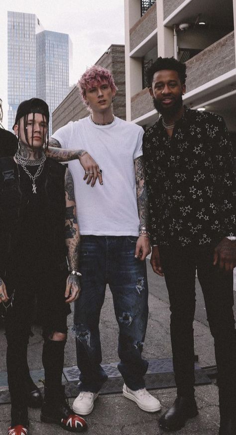 Mgk Fashion, Mgk Style, Mgk Outfits, Mgk Wallpaper, Downfalls High, Mgk Lace Up, Vintage Space Art, Football Poses, Colson Baker