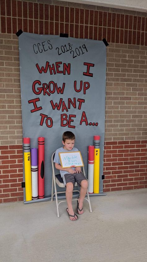 Use old paper rolls to create large pencils and markers, create sign from large rolled paper & paint. Dry erase board for each student response. Great place for parents & teachers to make pictures. Photobooth Ideas For School, Photobooth Ideas School, Teachers Day Photo Booth, School Photobooth Ideas, Selfie Corner Ideas Photo Booths For School, Giant Frame Photo Booth, Career Day, Paper Rolls, Make Pictures