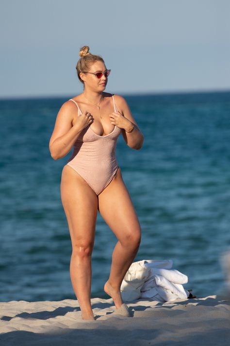 Body Positive Fashion, Curvy Body Types, Iskra Lawrence, Singer Fashion, Fashion Forward Outfits, Sports Illustrated Models, Curvy Plus Size, Pink Swimsuit, Swimsuit Models