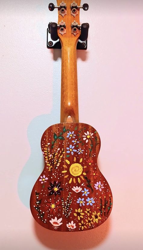 Decorated Guitar Aesthetic, Painted Ukelele Ideas, Customised Guitars, Painted Guitars Ideas, Ukulele Painting Ideas, Guitar Painting Ideas, Painted Acoustic Guitar, Ukelele Painted, Guitar Art Diy