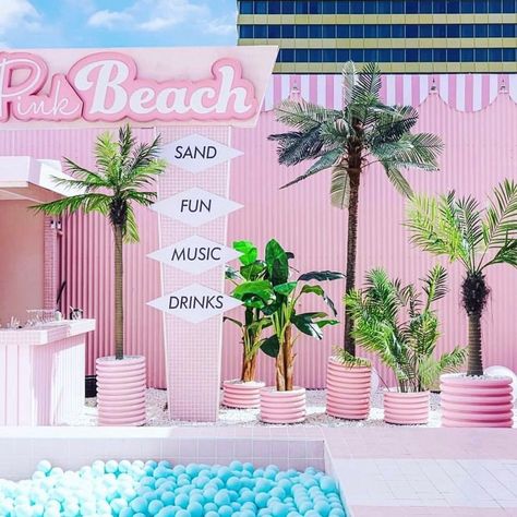 Pink Beach Theme Party, Beach Club Decor, Beach Club Party Theme, Summer Event Ideas, Pink Beach Party, Vintage Beach Party, Pink Retro Wallpaper, Diy Backyard Movie Night, Palm Springs Party