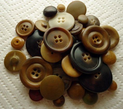 metal Buttons Aesthetic, Buttons Collection, Button Projects, Button Collecting, Button Creations, Buttons For Sale, Vintage Sewing Machines, Types Of Buttons, How To Make Buttons