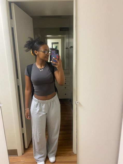 Outfits W Grey Sweatpants, Sweatpants Outfit College, Loose Grey Sweatpants Outfit, Light Grey Shorts Outfit, Hairstyles For Sweatpants Outfit, Gray Baggy Sweatpants Outfit, Outfits With Light Grey Sweatpants, Outfits With Flared Sweatpants, College Sweatpants Outfit