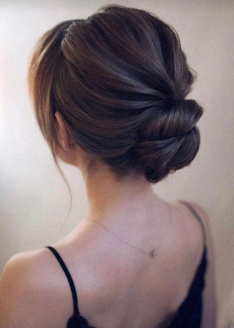 Brunette Updo, Low Bun Hairstyles, Easy Bun Hairstyles, Bridal Hair Updo, Best Wedding Hairstyles, Mom Hairstyles, Classic Hairstyles, Low Bun, Penteado Cabelo Curto