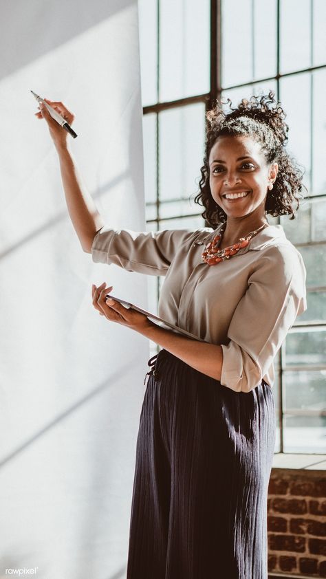 Presentation Photography People, Woman Giving Presentation, Woman Presentation, Work Presentation, Stock Photography Ideas, Executive Woman, Brand Photography Inspiration, Business Photoshoot, Branding Photoshoot Inspiration