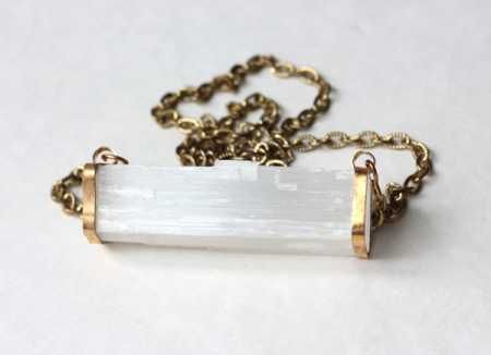 crystal-pendant Diy Crystal Jewelry, Crystal Necklace Tutorial, Crystal Necklace Diy, Crystal Jewelry Diy, Gemstones Pendant, Raw Crystal Pendant, Jewels Diy, Nice Jewelry, Raw Crystal Jewelry