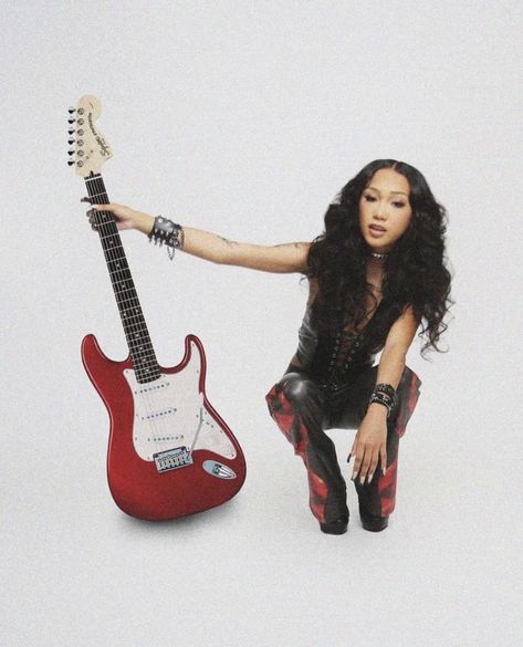 Dark Y2k Photoshoot, Pink Rock Star Aesthetic, Photoshooting Ideas Black Women, Black Rock Star Aesthetic, 90 Theme Photoshoot, Poses With A Guitar, 80s Glam Photoshoot, Trashy Y2k Photoshoot, Car Photoshoot Ideas For Women