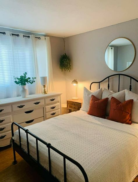 Guest Bedroom Ideas With Tv, Guest Room Inspiration Simple, Small Primary Bedroom With King Bed, Small Main Bedroom Decor Ideas, Small Bedroom With Queen Bed Ideas, Tiny Spare Bedroom Ideas, Room Ideas Bedroom Small Spaces, Small Couple Room Ideas Bedrooms, Small Simple Bedroom Ideas