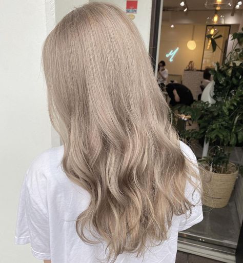 Blonde Milk Tea Hair, Light Milk Tea Hair Color, Boba Milk Tea Hair Color, White Milk Tea Hair, Milk Tea Blonde Hair Color, Pearl Beige Hair, Milk Tea Hair Color Korea, Color With Highlights Blonde, Milk Beige Hair