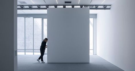 Performance Space Design, Movable Gallery Walls, Moving Wall, Movable Partition Wall, Art Gallery Interior Design, Art Gallery Design, Movable Partition, Moveable Wall, Cleaning White Walls