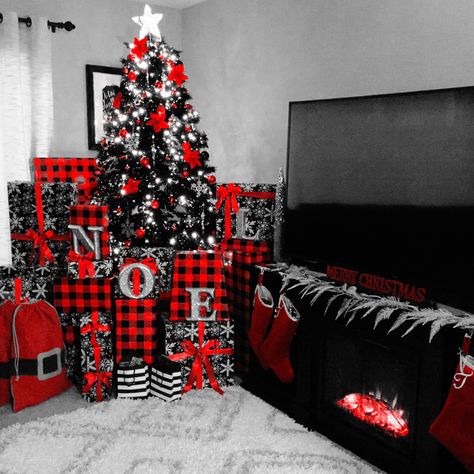 Christmas Tree Ideas Red And Black Plaid, Black And Red Plaid Christmas Decor Diy, Red Silver Black Christmas Decor, Black And Red Checkered Christmas Decor, Red Black Checkered Christmas, Checker Christmas Decor, Christmas Buffalo Plaid Tree, Plaid Christmas Wrapping Ideas, Black N White Christmas Decor