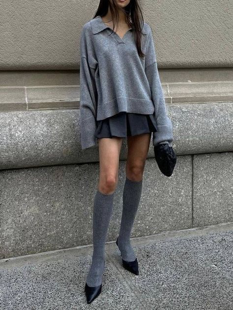 Short Pleated Skirt Outfit, Pleated Skirt Outfit Short, Knee Socks Outfits, Gray Skirt Outfit, Pleated Mini Skirt Outfit, Knee High Socks Outfit, Pleated Skirt Outfits, High Socks Outfits, Short Pleated Skirt