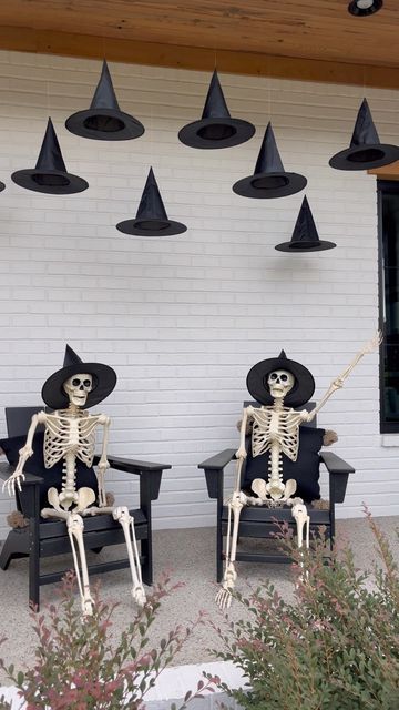 Outdoor Decorations Halloween, Scary Halloween Decorations Outdoor, Halloween Camping, Halloween Outside, Halloween Front Doors, Casa Halloween, Halloween Witch Decorations, Halloween Front Porch Decor, Skeleton Decorations